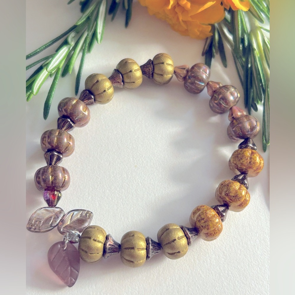 NWOT bracelet Pumpkins & Autumn Leaves rose Czech Glass, charms, stretch Osfm